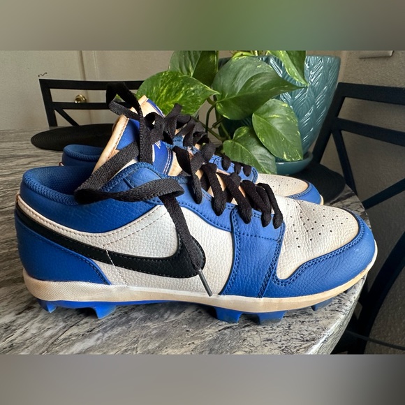 Baseball cleats - Picture 1 of 3